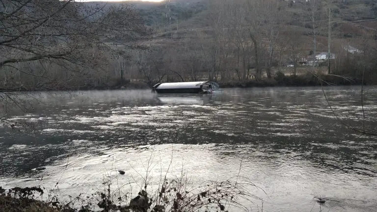 Vista da comporta despedida da presa ao seu paso pola R&uacute;a